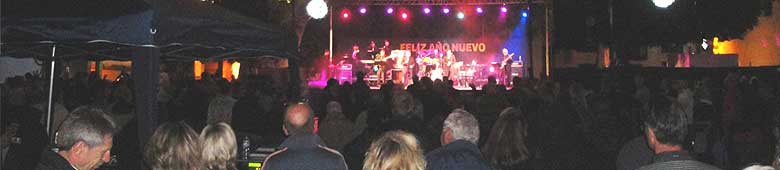 New Year's Eve on the plaza in Los Llanos - young and old party into the new year